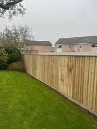 Close-board fencing with concrete gravel boards